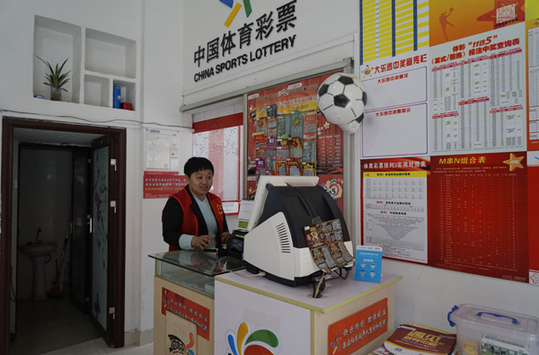 何莲只好慌张的点点头：那行……那就听叶大师的……说完，她忍不住问：叶大师，咱们怎么玩？叶辰笑道：别急啊，玩之前，我要先做一个准备工作。